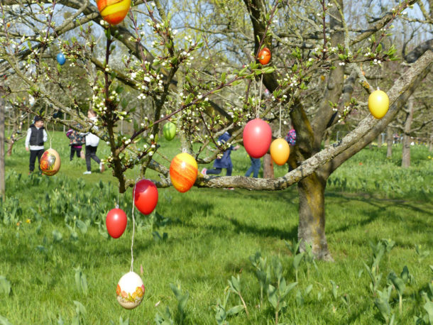 Ostereier Aufhängen im Britzer Garten Event News Berlin
